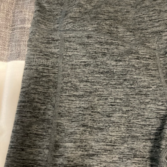 Woman’s Gaiam blk/gray quarter length soft legging size small - Picture 4 of 8
